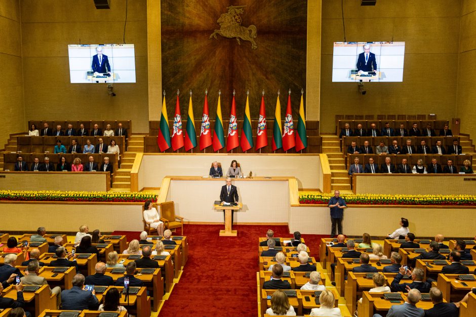 D. Nausėdienė inauguracijoje žavėjo subtilia klasika: pasirinko simbolinį papuošalą  