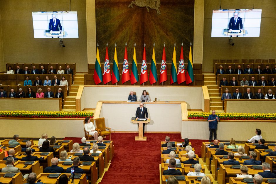 D. Nausėdienė inauguracijoje žavėjo subtilia klasika: pasirinko simbolinį papuošalą  