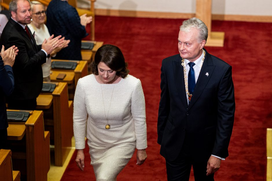 D. Nausėdienė inauguracijoje žavėjo subtilia klasika: pasirinko simbolinį papuošalą  