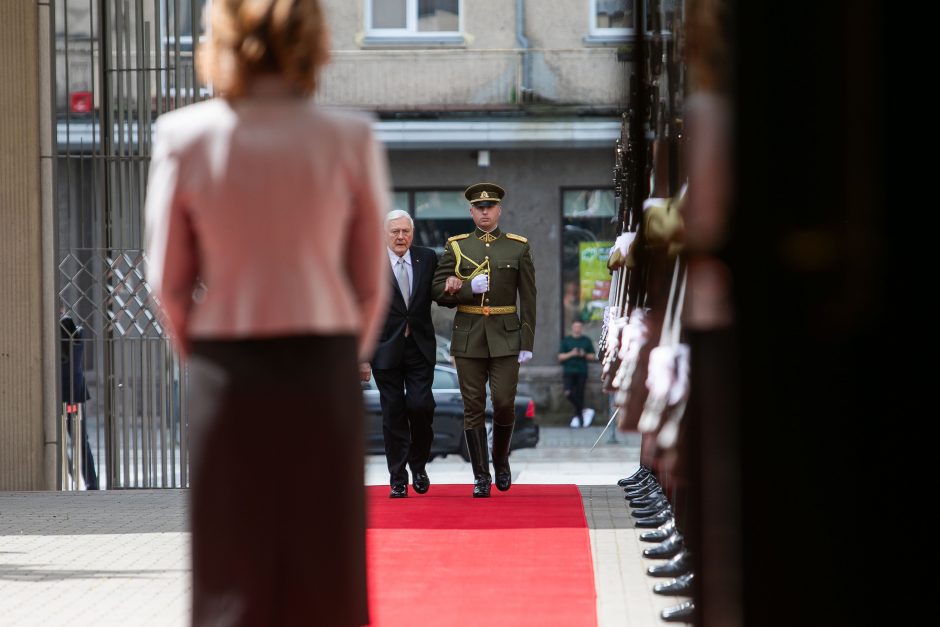 D. Nausėdienė inauguracijoje žavėjo subtilia klasika: pasirinko simbolinį papuošalą  