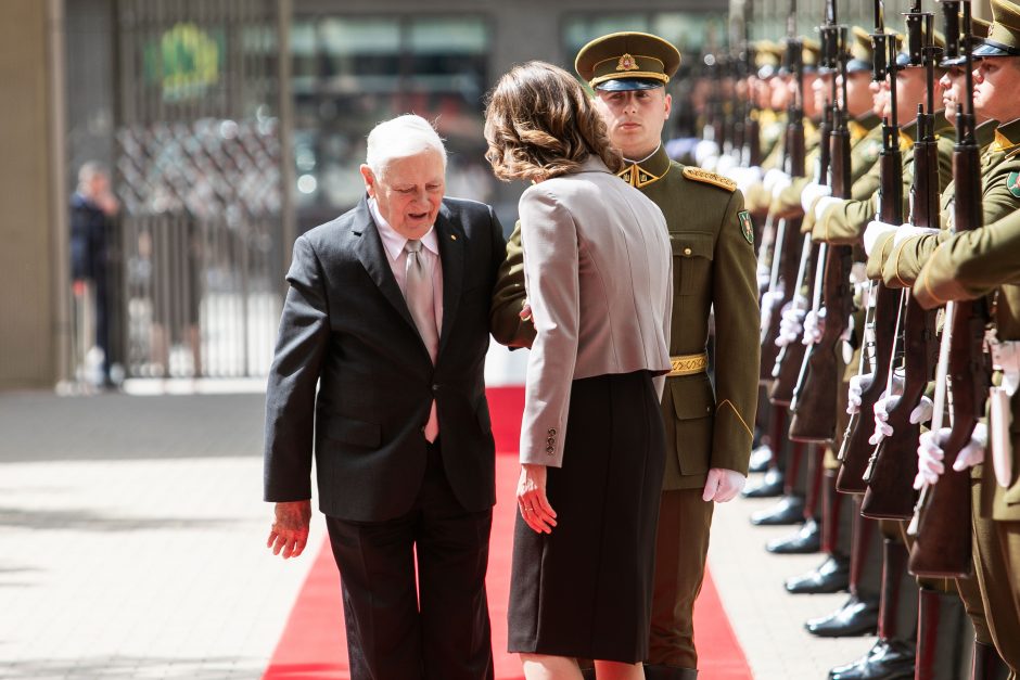 D. Nausėdienė inauguracijoje žavėjo subtilia klasika: pasirinko simbolinį papuošalą  