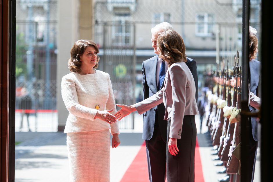 D. Nausėdienė inauguracijoje žavėjo subtilia klasika: pasirinko simbolinį papuošalą  