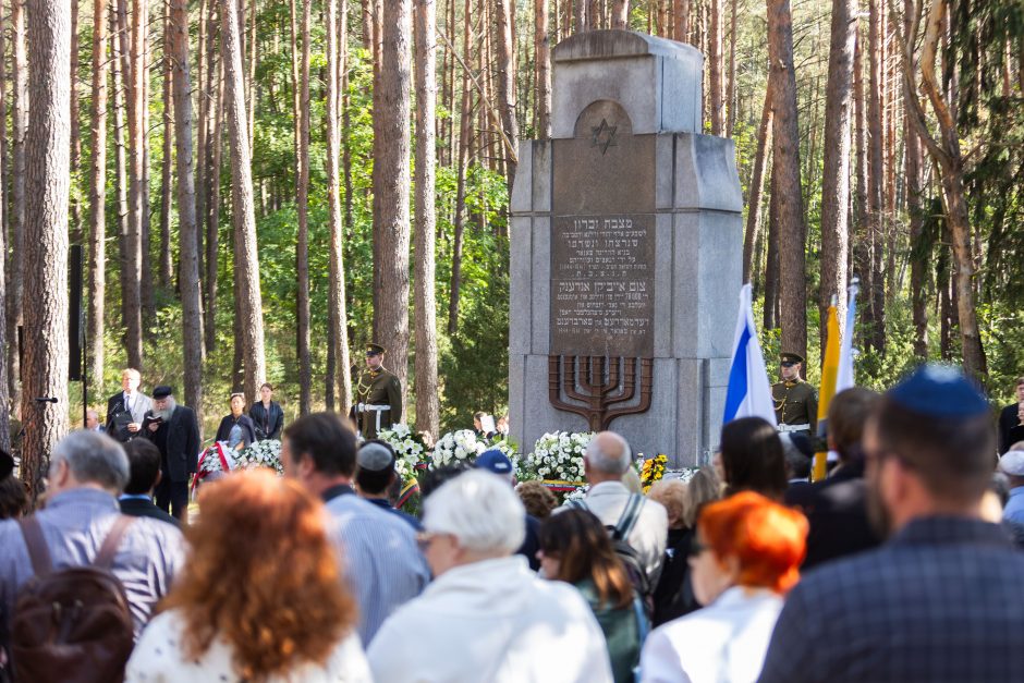 Minint Žydų genocido atminimo dieną – raginimai suvokti antisemitinių idėjų pasekmes 