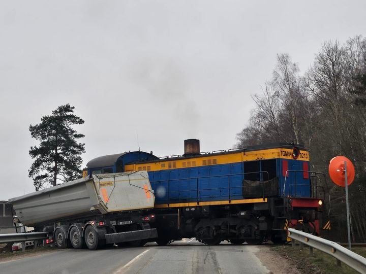 Avarija Klaipėdos rajone: geležinkelio pervažoje susidūrė vilkikas ir šilumvežis