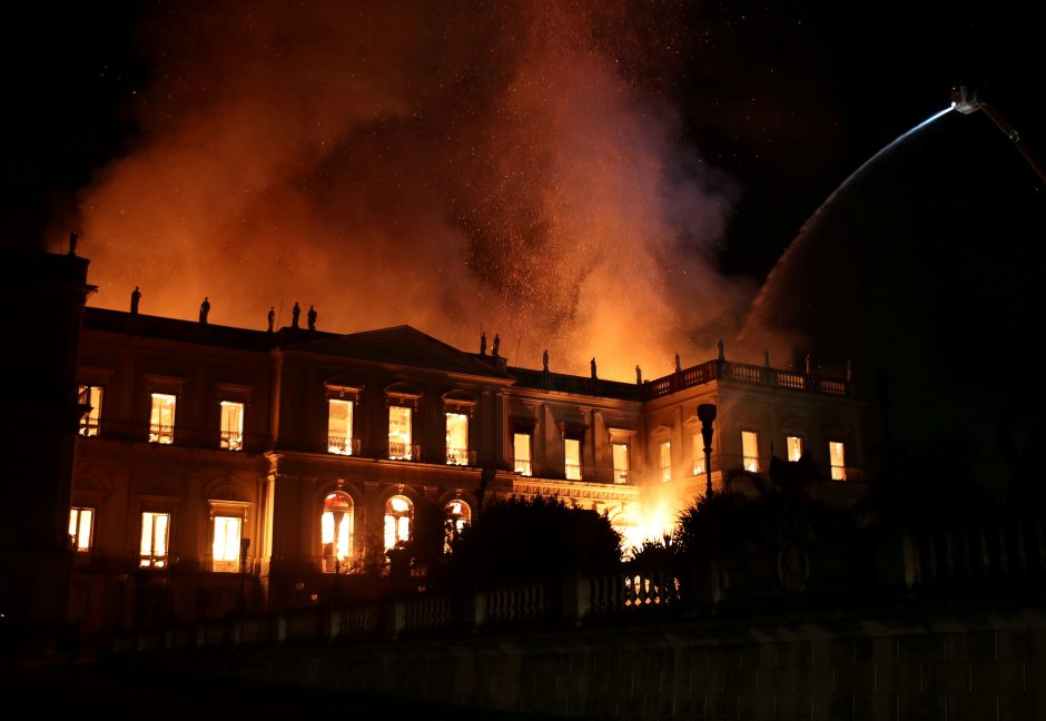 Brazilijos nacionaliniame muziejuje kilo didelis gaisras: išgelbėta dalis eksponatų