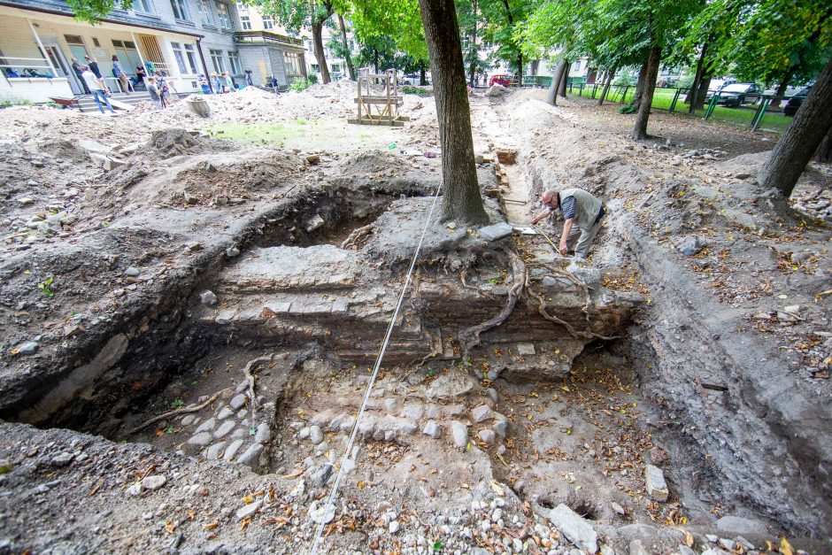 Naujausi atradimai tyrinėjant Didžiąją sinagogą – dekoruotos grindys, Toros rodyklė