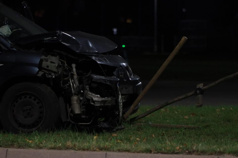 Avarija Šiaurės prospekte: po smūgio automobilių detalės pažiro kelyje