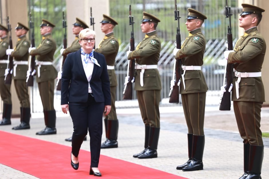 D. Nausėdienė inauguracijoje žavėjo subtilia klasika: pasirinko simbolinį papuošalą  