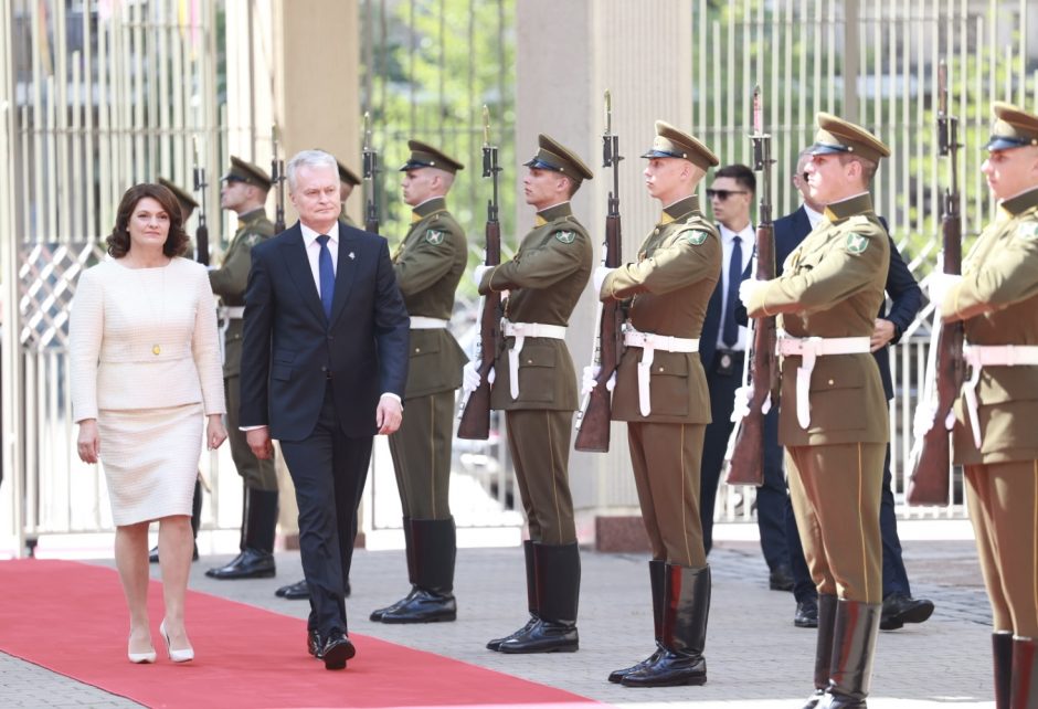 D. Nausėdienė inauguracijoje žavėjo subtilia klasika: pasirinko simbolinį papuošalą  