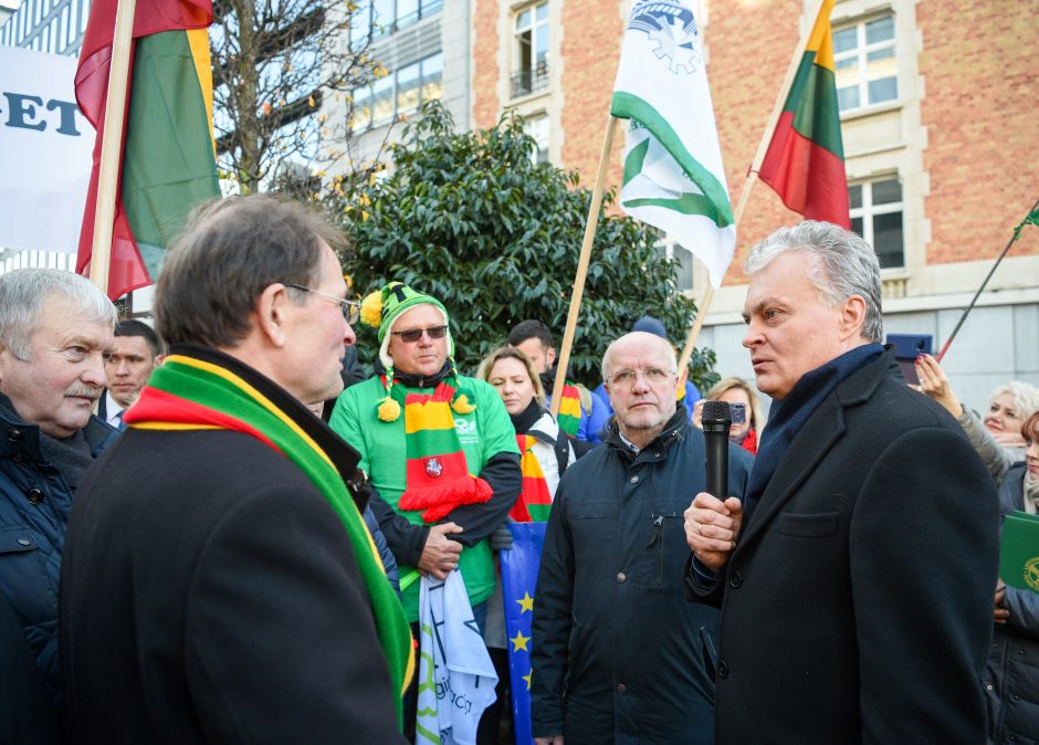 Briuselyje protestuojantys žemdirbiai prašo G. Nausėdos pagalbos