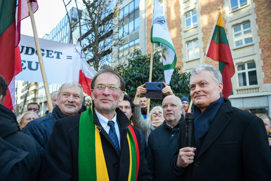 Briuselyje protestuojantys žemdirbiai prašo G. Nausėdos pagalbos