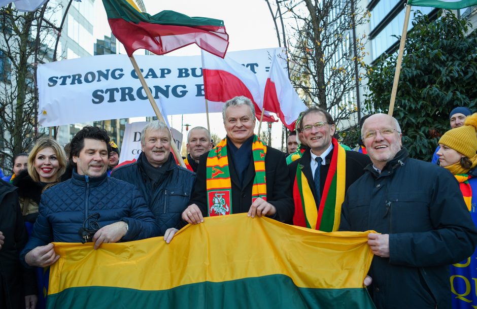 Briuselyje protestuojantys žemdirbiai prašo G. Nausėdos pagalbos