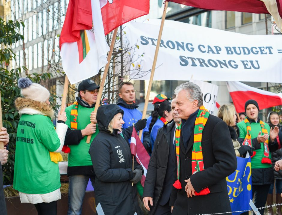 Briuselyje protestuojantys žemdirbiai prašo G. Nausėdos pagalbos