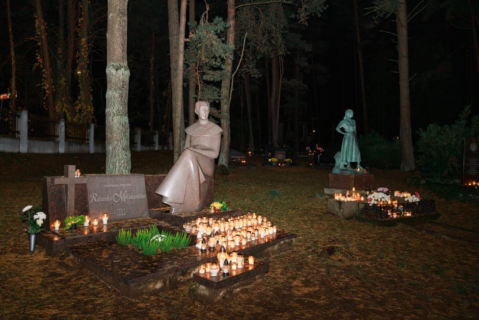 Kapinių turizmas: žymių žmonių amžinojo poilsio vietas nušvietė žvakių šviesa