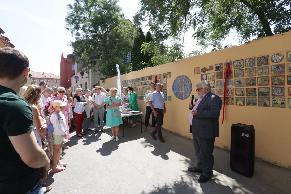 Ant Kalvystės muziejaus sienos – net 200 moksleivių darbų