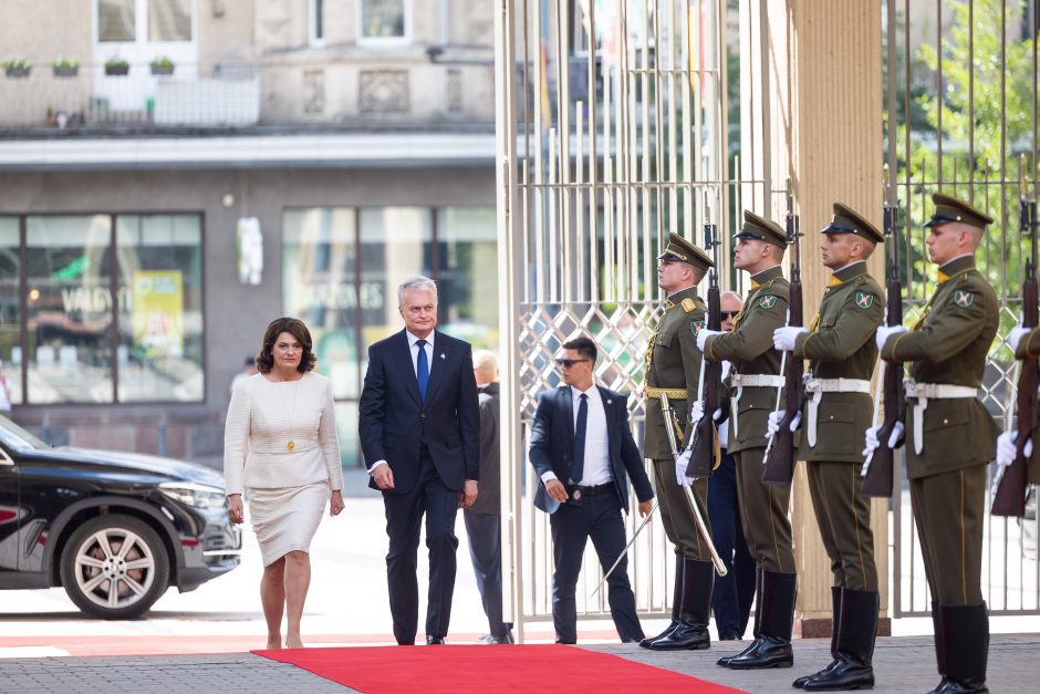 D. Nausėdienė inauguracijoje žavėjo subtilia klasika: pasirinko simbolinį papuošalą  