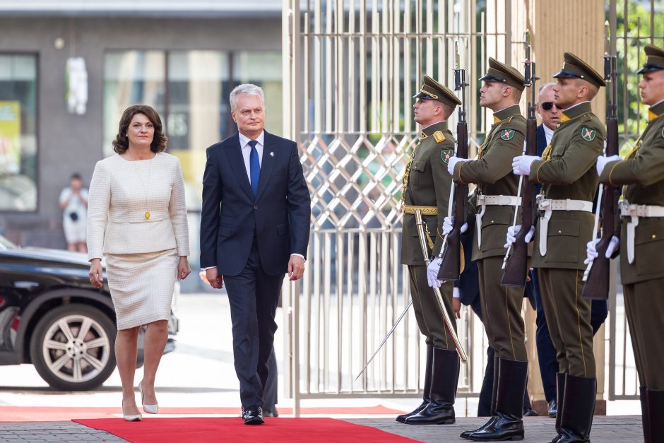 D. Nausėdienė inauguracijoje žavėjo subtilia klasika: pasirinko simbolinį papuošalą  