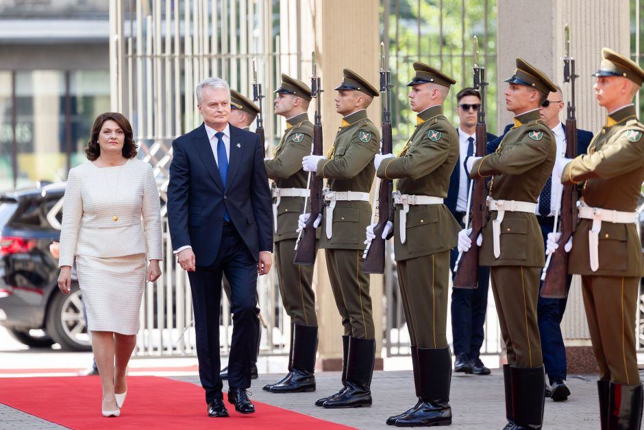 D. Nausėdienė inauguracijoje žavėjo subtilia klasika: pasirinko simbolinį papuošalą  