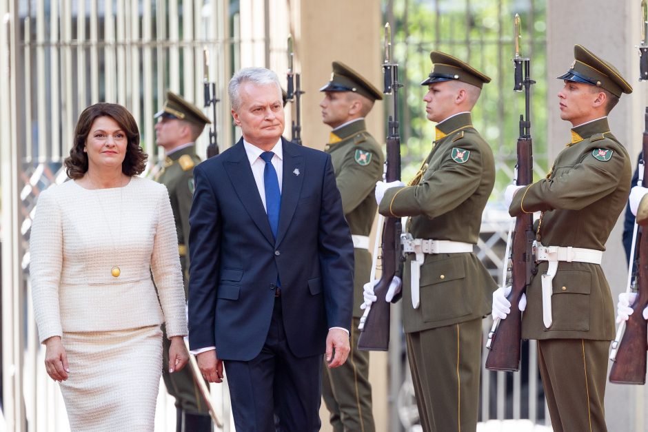 D. Nausėdienė inauguracijoje žavėjo subtilia klasika: pasirinko simbolinį papuošalą  