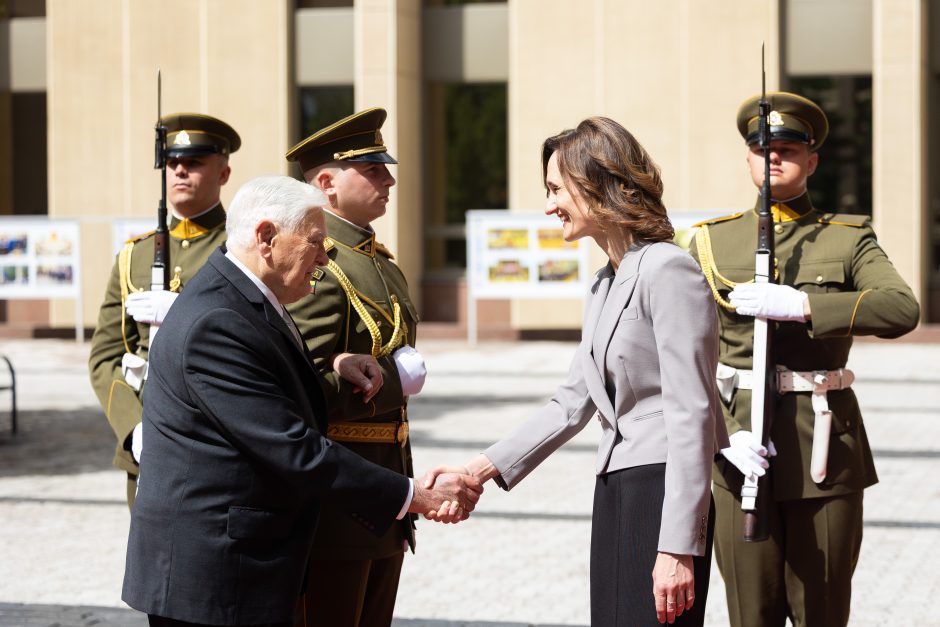 D. Nausėdienė inauguracijoje žavėjo subtilia klasika: pasirinko simbolinį papuošalą  