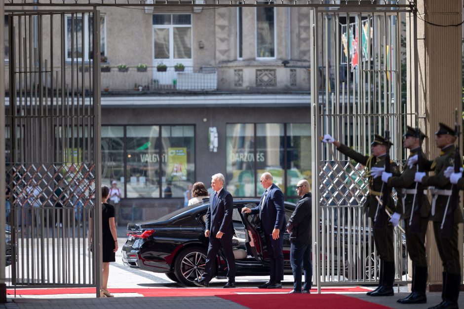 D. Nausėdienė inauguracijoje žavėjo subtilia klasika: pasirinko simbolinį papuošalą  