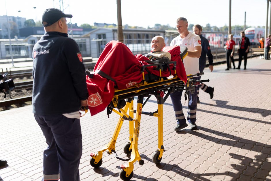 Pratybose „Vyčio skliautas“ pirmą kartą bandyta traukiniais evakuoti žmones su negalia