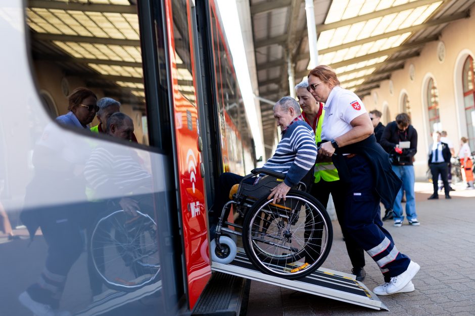 Pratybose „Vyčio skliautas“ pirmą kartą bandyta traukiniais evakuoti žmones su negalia