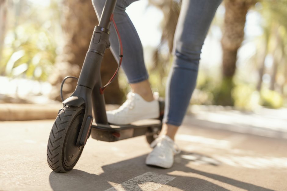 Laisvės alėjoje elektrinis paspirtukas sužalojo vaiką