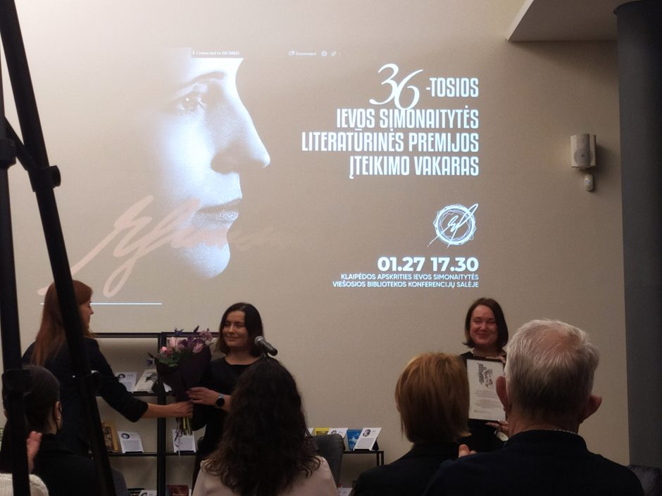 Įteikė I. Simonaitytės literatūrinę premiją