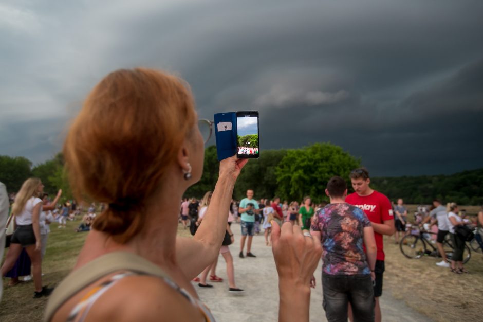 Jonines pradėjusį švęsti Kauną užklupo škvalas