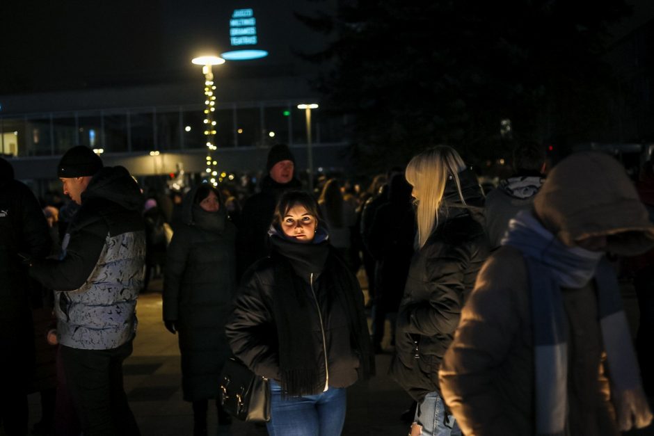 Panevėžyje sužibo Kalėdų eglė: žaliaskarė tapo pagrindine miesto puošmena 