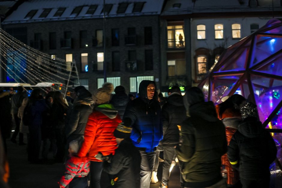 Panevėžyje sužibo Kalėdų eglė: žaliaskarė tapo pagrindine miesto puošmena 