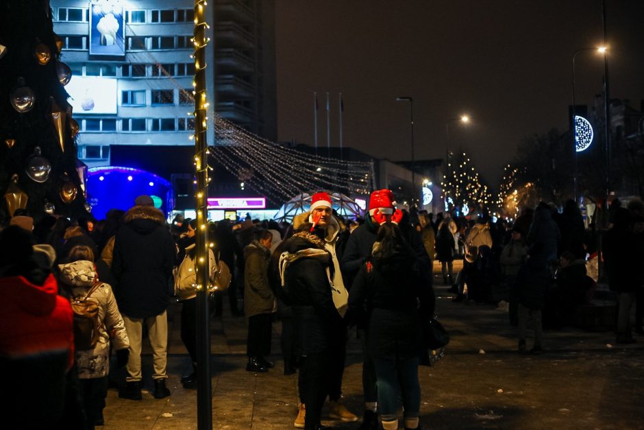 Panevėžyje sužibo Kalėdų eglė: žaliaskarė tapo pagrindine miesto puošmena 