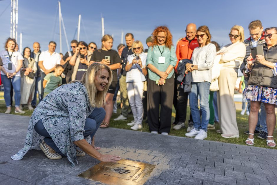 Neringos Šlovės take įamžinti „Hiperbolės“, K. Kerbedžio, I. Valinskienės ir G. Zdebskio delnų atspaudai