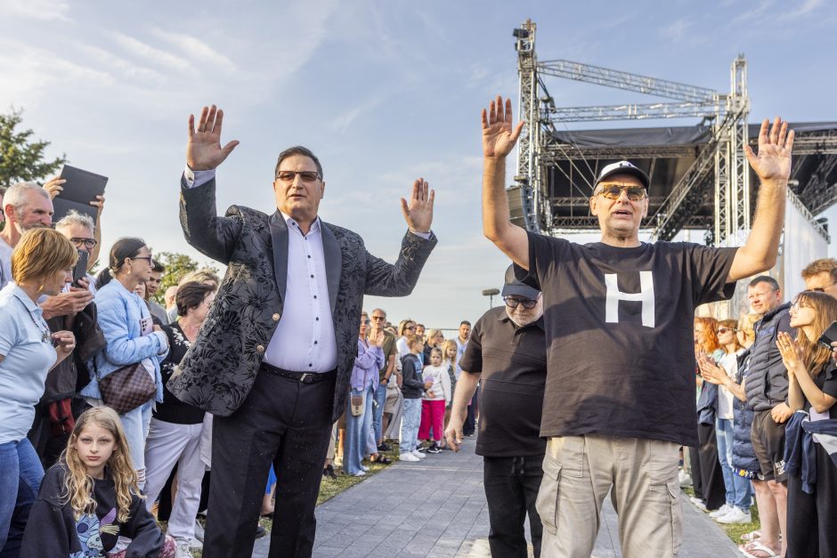 Neringos Šlovės take įamžinti „Hiperbolės“, K. Kerbedžio, I. Valinskienės ir G. Zdebskio delnų atspaudai