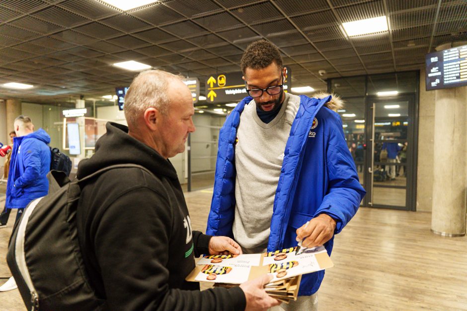 Kauno oro uoste nusileido Š. Jasikevičius ir „Fenerbahče“ komanda