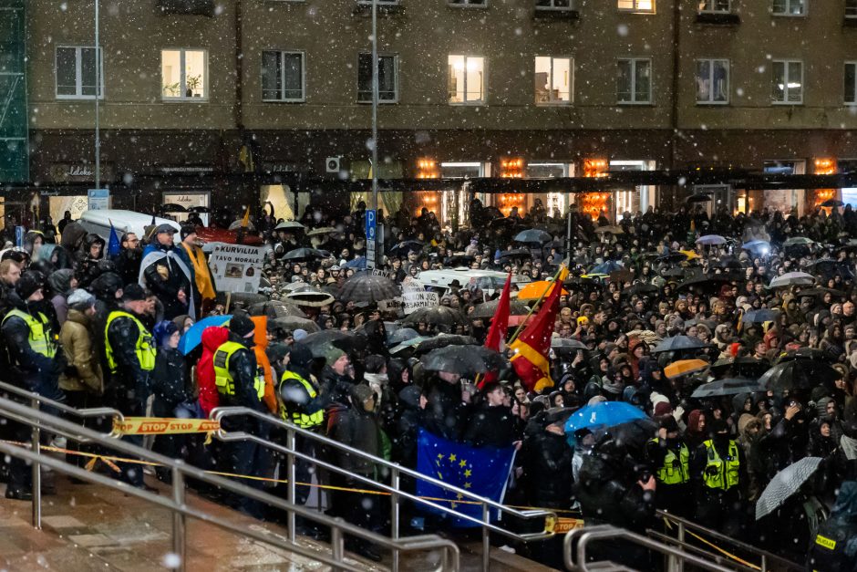 Prie Seimo protestuotojai gėdina socialdemokratus dėl koalicijos su „Nemuno aušra“