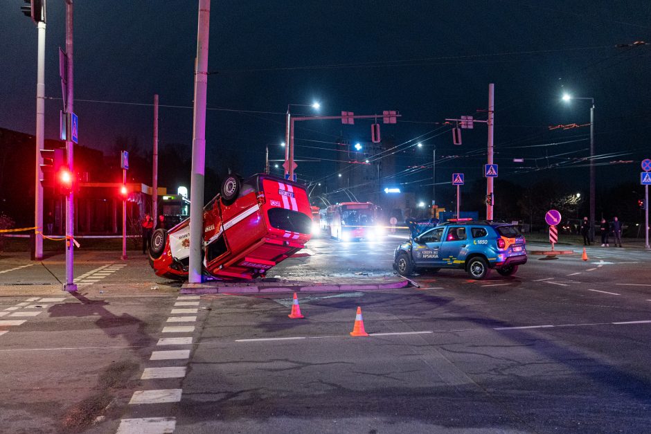 Vilniuje ugniagesių automobilis pateko į avariją ir apvirto ant stogo