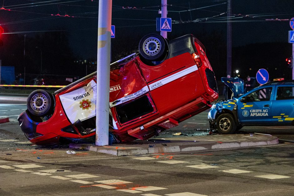 Vilniuje ugniagesių automobilis pateko į avariją ir apvirto ant stogo