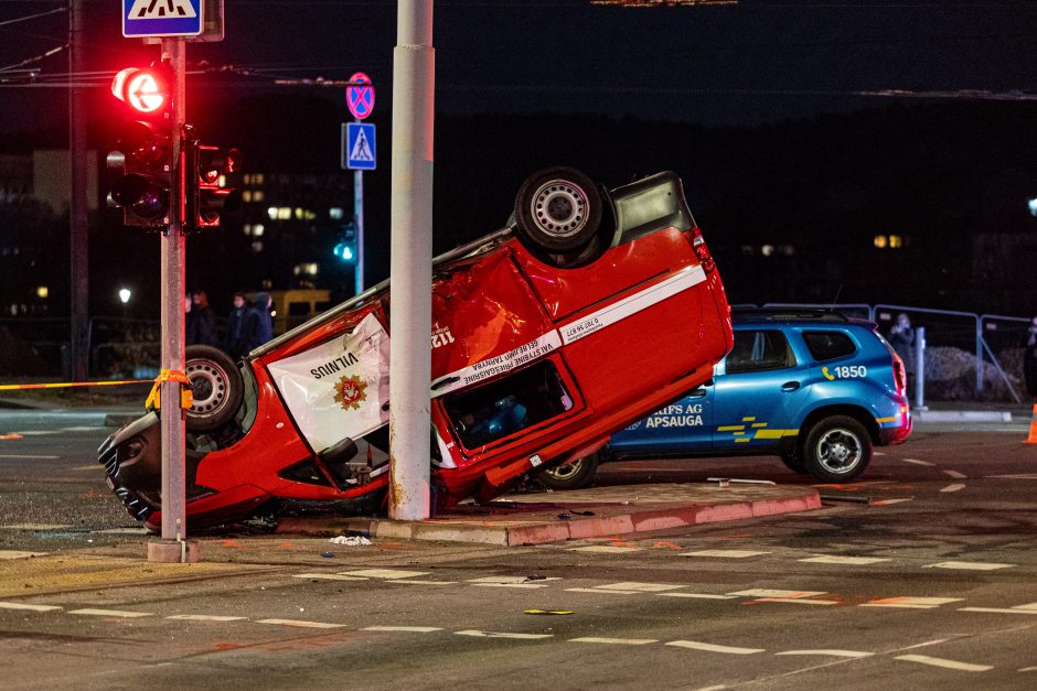 Vilniuje ugniagesių automobilis pateko į avariją ir apvirto ant stogo