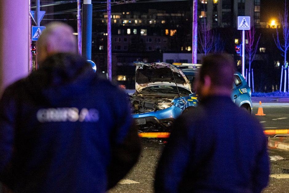 Vilniuje ugniagesių automobilis pateko į avariją ir apvirto ant stogo