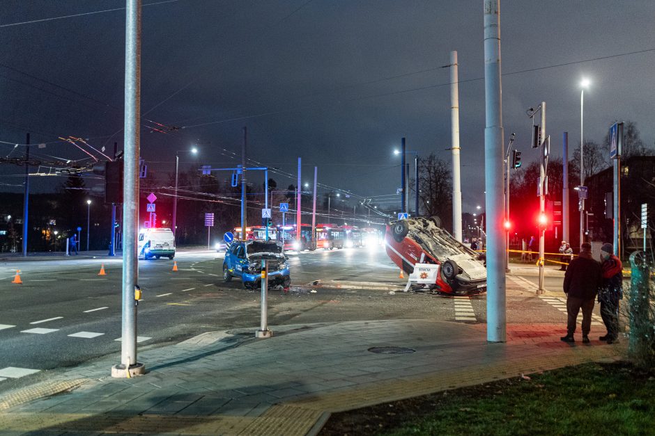 Vilniuje ugniagesių automobilis pateko į avariją ir apvirto ant stogo