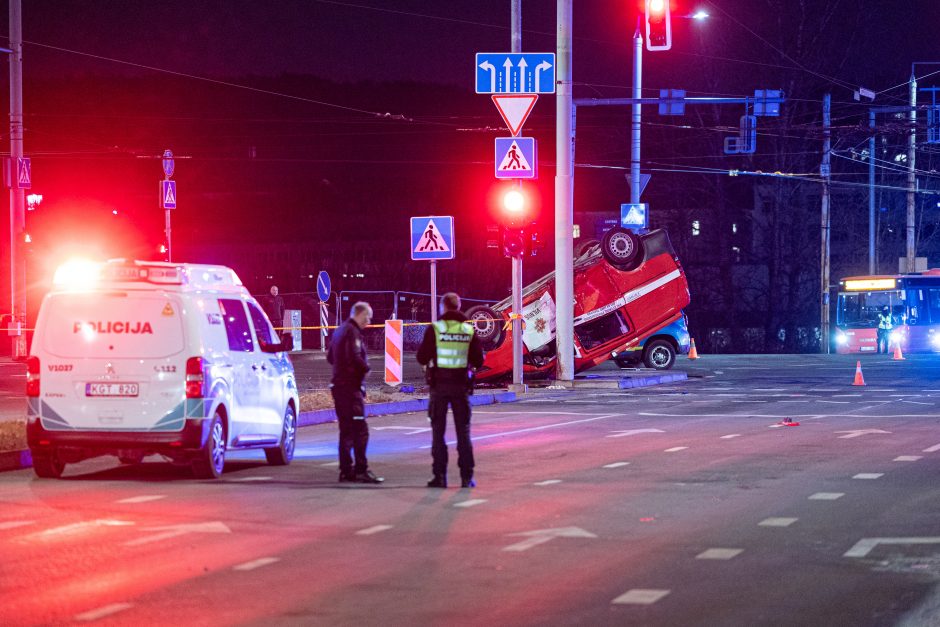 Vilniuje ugniagesių automobilis pateko į avariją ir apvirto ant stogo