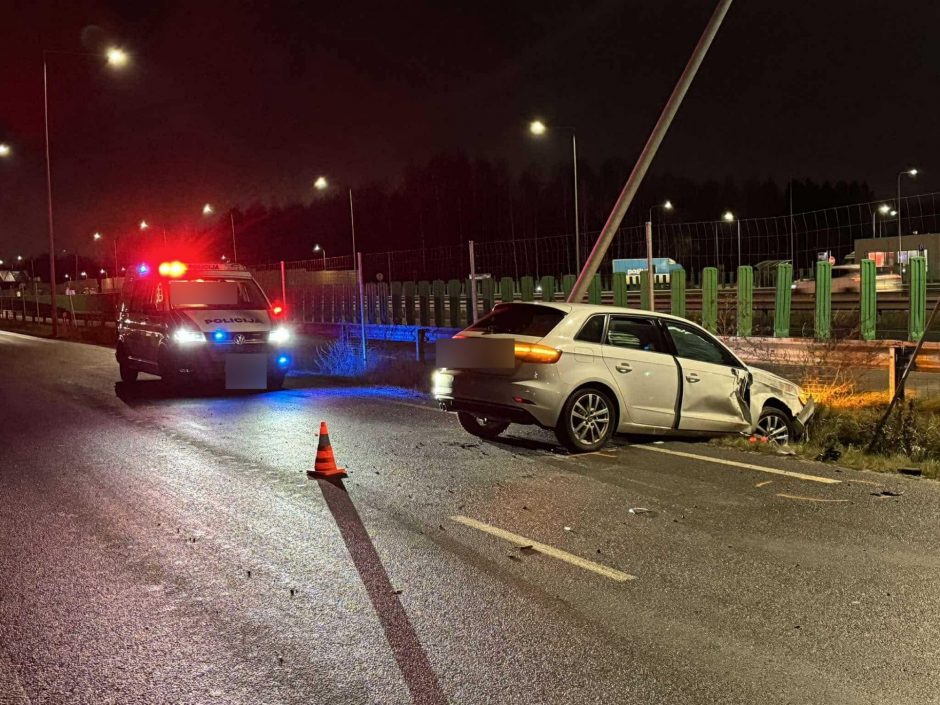 Kauno rajone susidūrė automobiliai „Audi“ ir „Nissan“: vienas vairuotojas – neblaivus