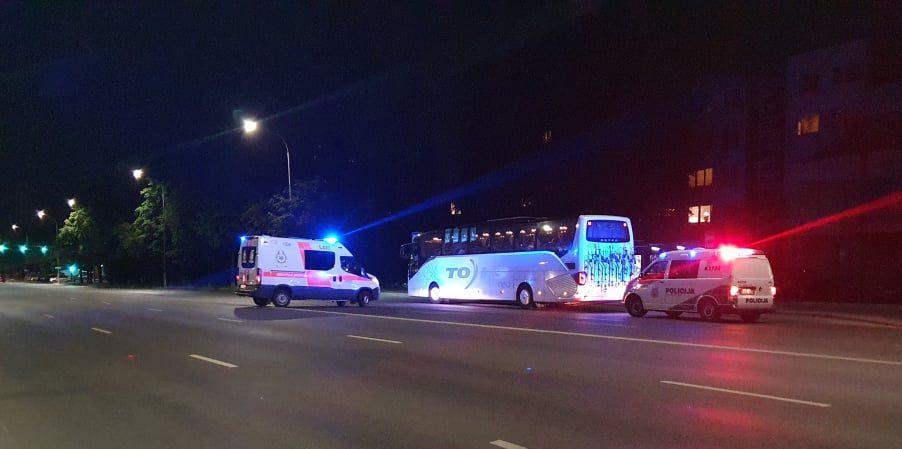 Kelionė į Vilnių prailgo: į autobusą atsitrenkė vyras 