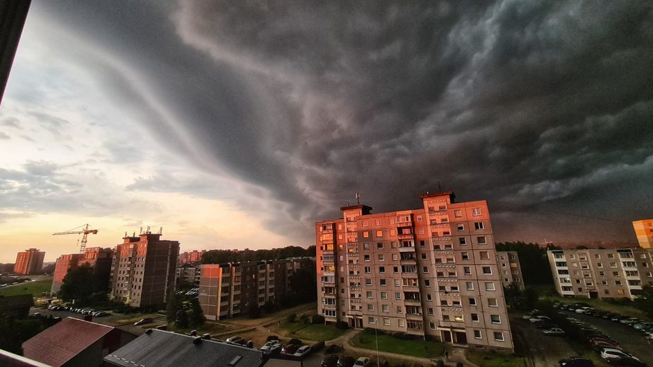 Jonines pradėjusį švęsti Kauną užklupo škvalas