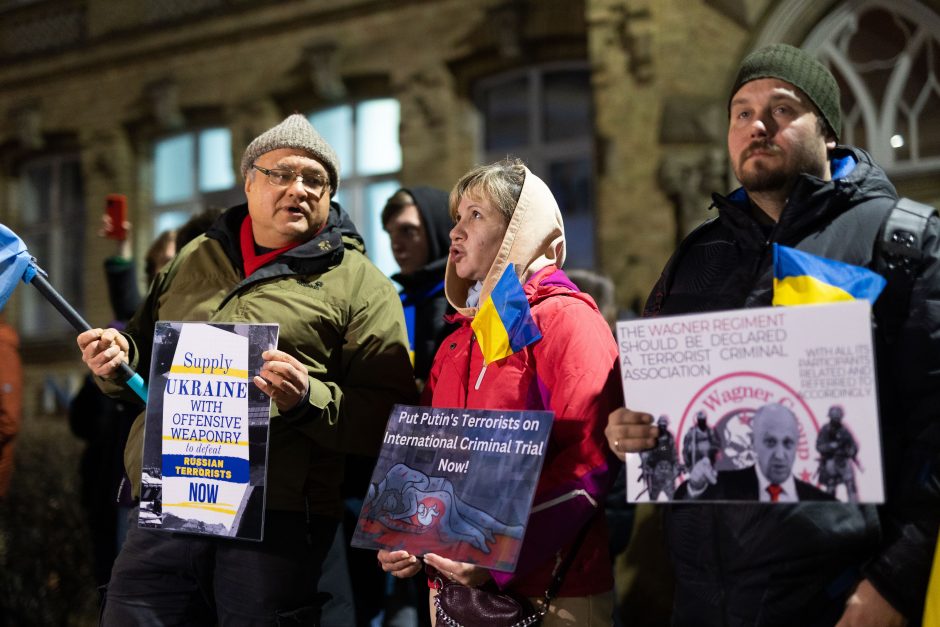 Keli šimtai žmonių prie Vokietijos ambasados ragina Berlyną perduoti tankų Ukrainai