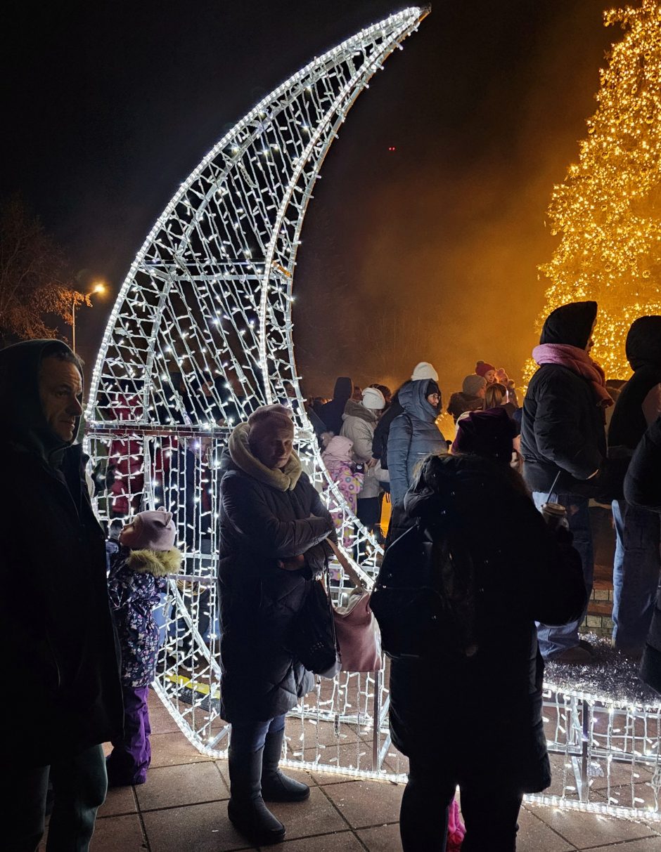 Molėtuose įžiebta auksaspalvė Kalėdų eglė