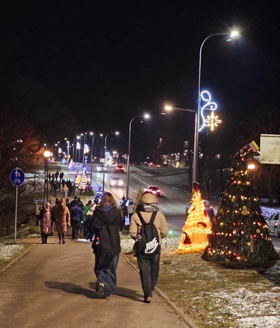 Molėtuose įžiebta auksaspalvė Kalėdų eglė