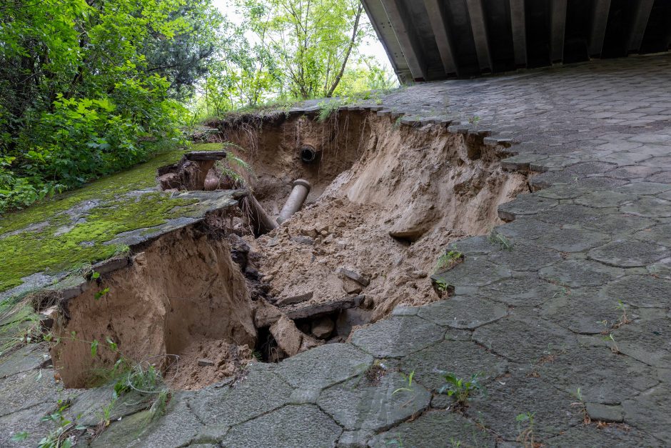 Liūtis dalį Kauno pavertė Venecija: nuplautas tilto šlaitas, Šilainiuose išstumti šulinių dangčiai